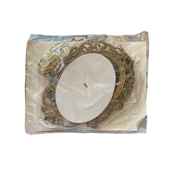 VINTAGE NEW IN PACKAGE THE CREATIVE CIRCLE STITCHERY GOOD TIDINGS PICTURE KIT - Picture 2 of 2